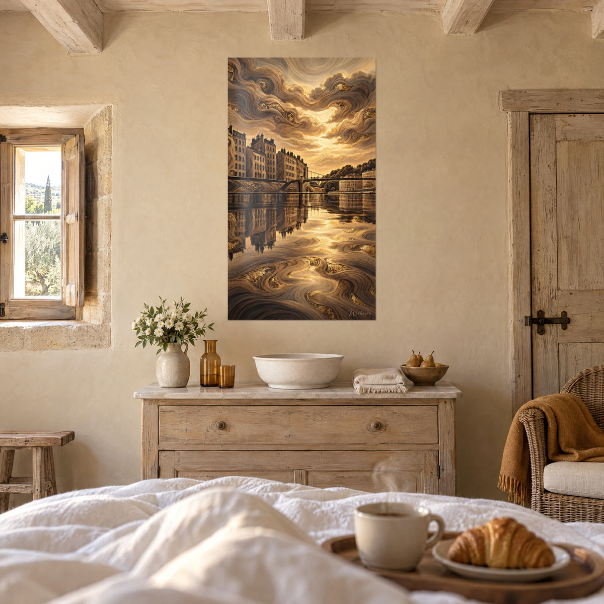 Quadro riflessi urbani in acqua specchiante, volute beige e oro su fondo seppia, sopra un letto in una camera luminosa