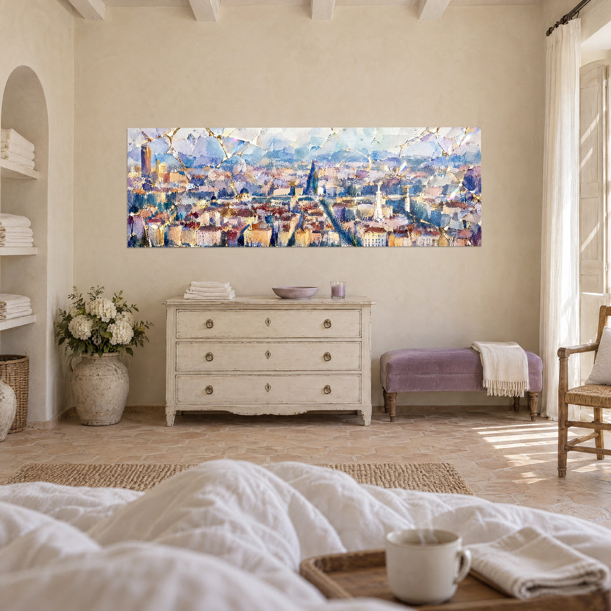 Gemälde Stadt aus der Vogelperspektive mit orangefarbenen Ziegeln und blaugrauen Dunstschleiern, goldene Craquelé-Risse, über einem Bett in einem hellen Schlafzimmer
