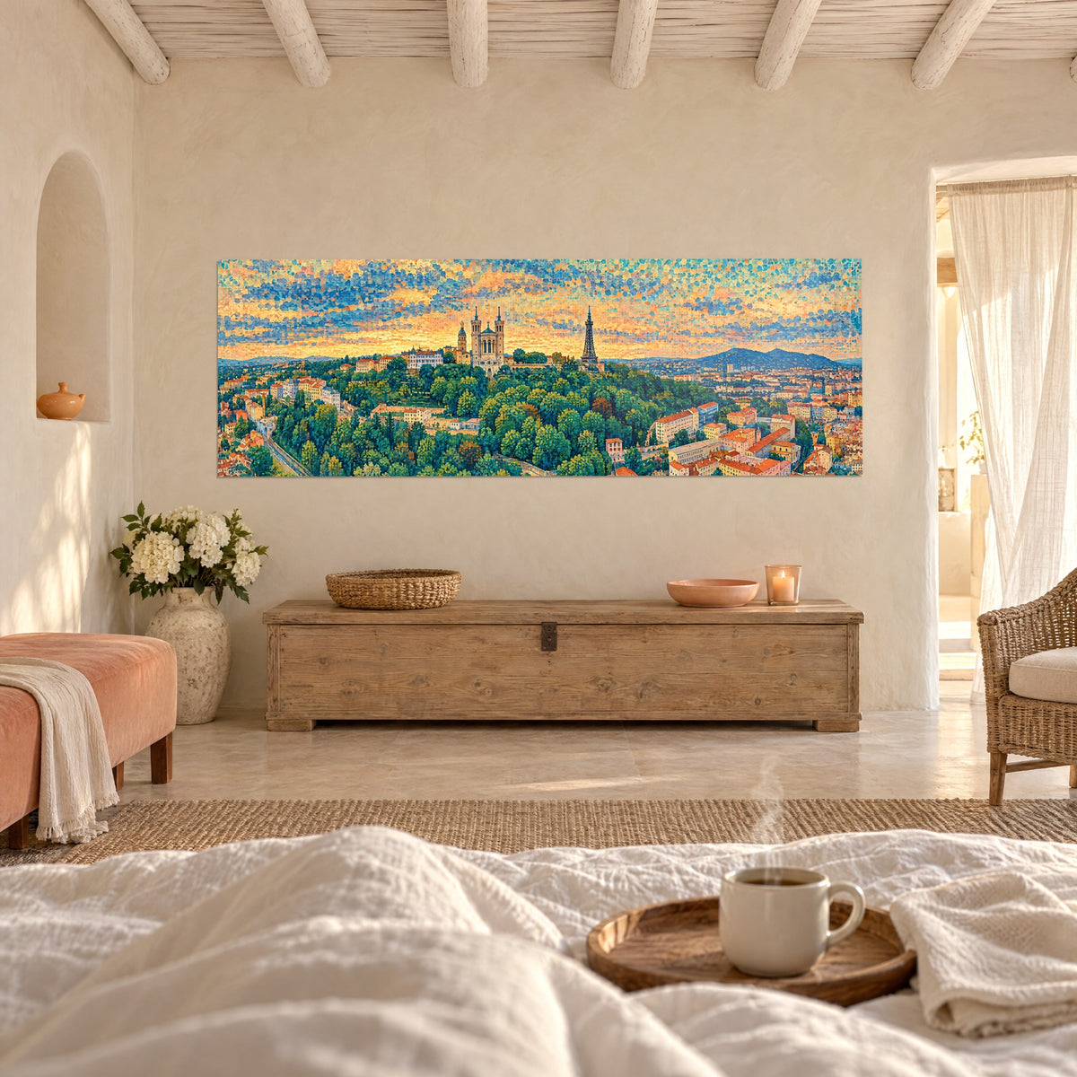 Schilderij heuvel van Fourvière in de schemering, okerkleurige lucht met blauwe stippen, groen gebladerte, boven een bed in een lichte slaapkamer