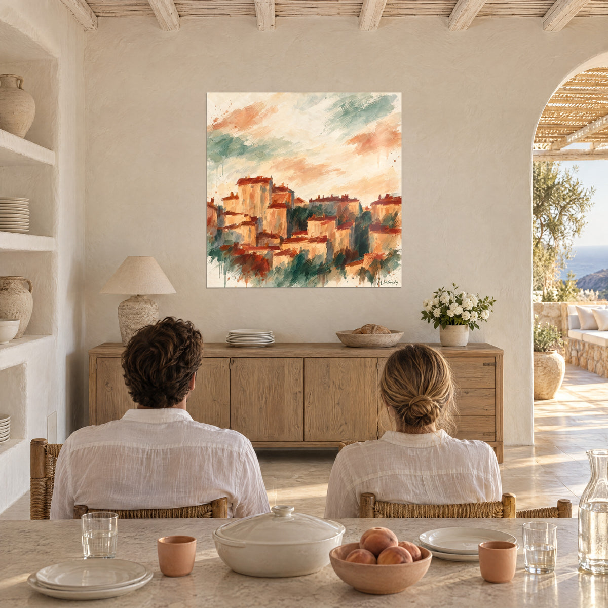 Quadro cittadina assolata dai muri sabbia e cielo pesca e salvia, due commensali di spalle davanti a una credenza in legno