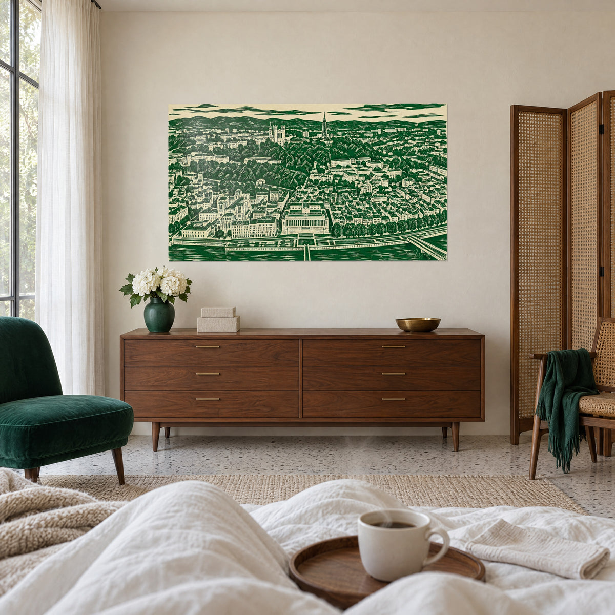 Quadro tetti e banchine di Lione incisi in verde bottiglia su carta crema, cassettiera in noce, sopra un letto in una camera luminosa