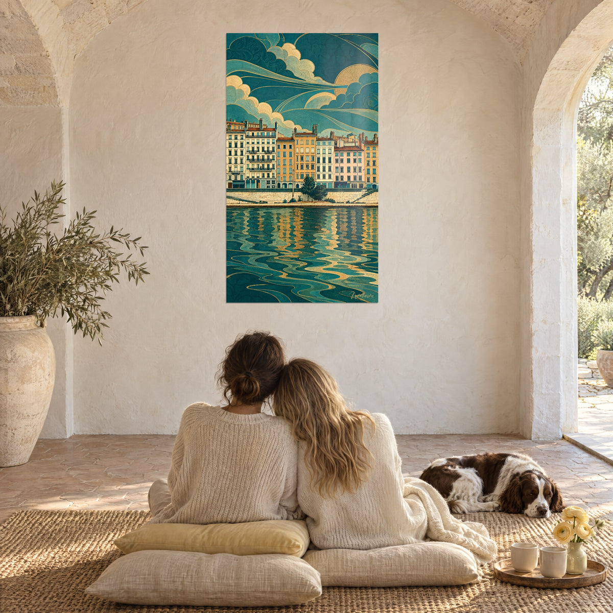 Gemälde einer Stadt am Wasser, goldene Wolken am türkisblauen Himmel, zwei umschlungene Frauen und ein Spaniel auf einem Binsenteppich