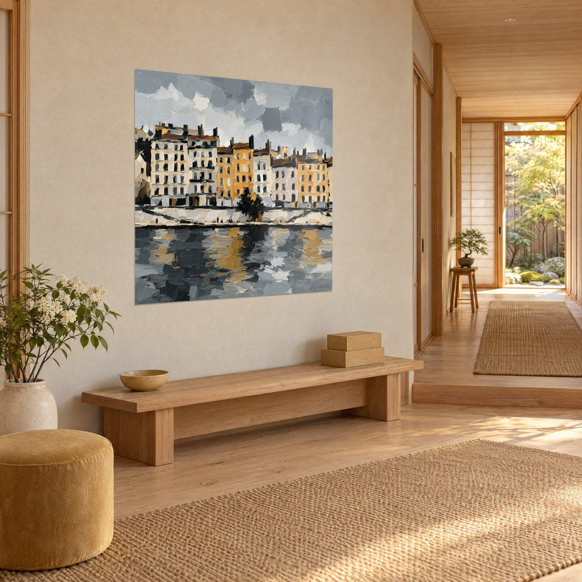 Quadro fila di palazzi zafferano e rosa pallido, camini neri, lungofiume illuminato, appeso in vista di tre quarti accanto a una panca di legno