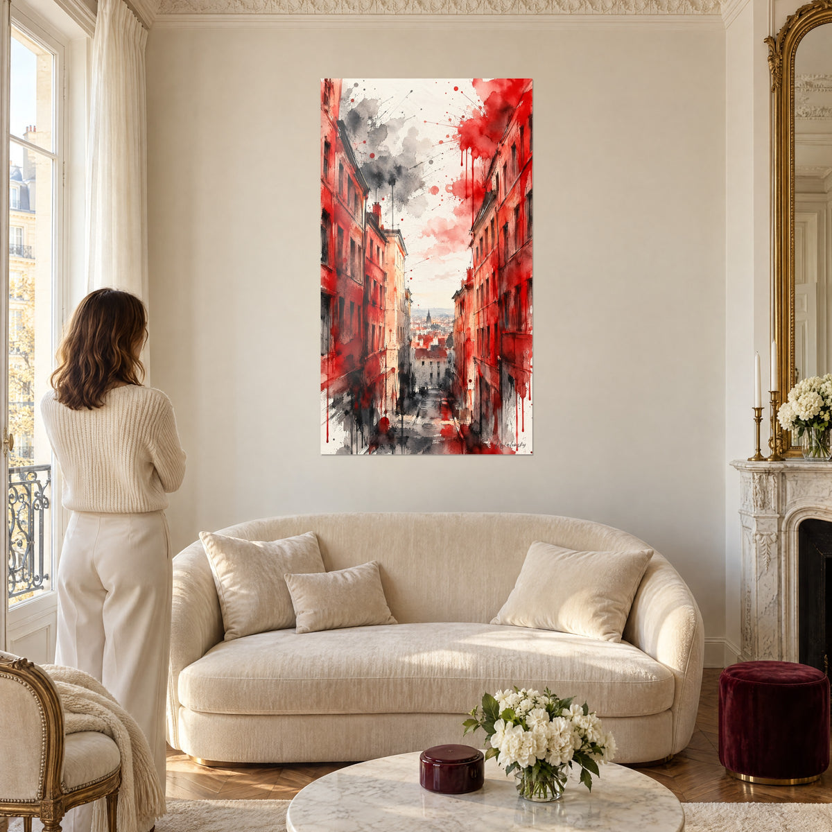 Schilderij Lyonees steegje in rode en antracietkleurige aquarel, vloeiende gevels, vrouw van achteren, boven een bank in een lichte woonkamer