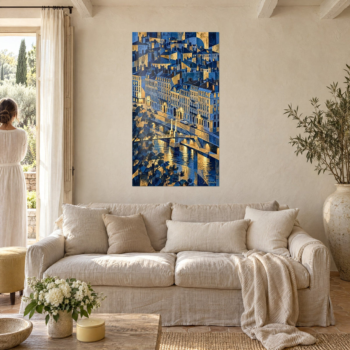 Quadro passerella sospesa sulla Saona, facciate dorate e cielo blu notte, sopra un divano in un soggiorno luminoso