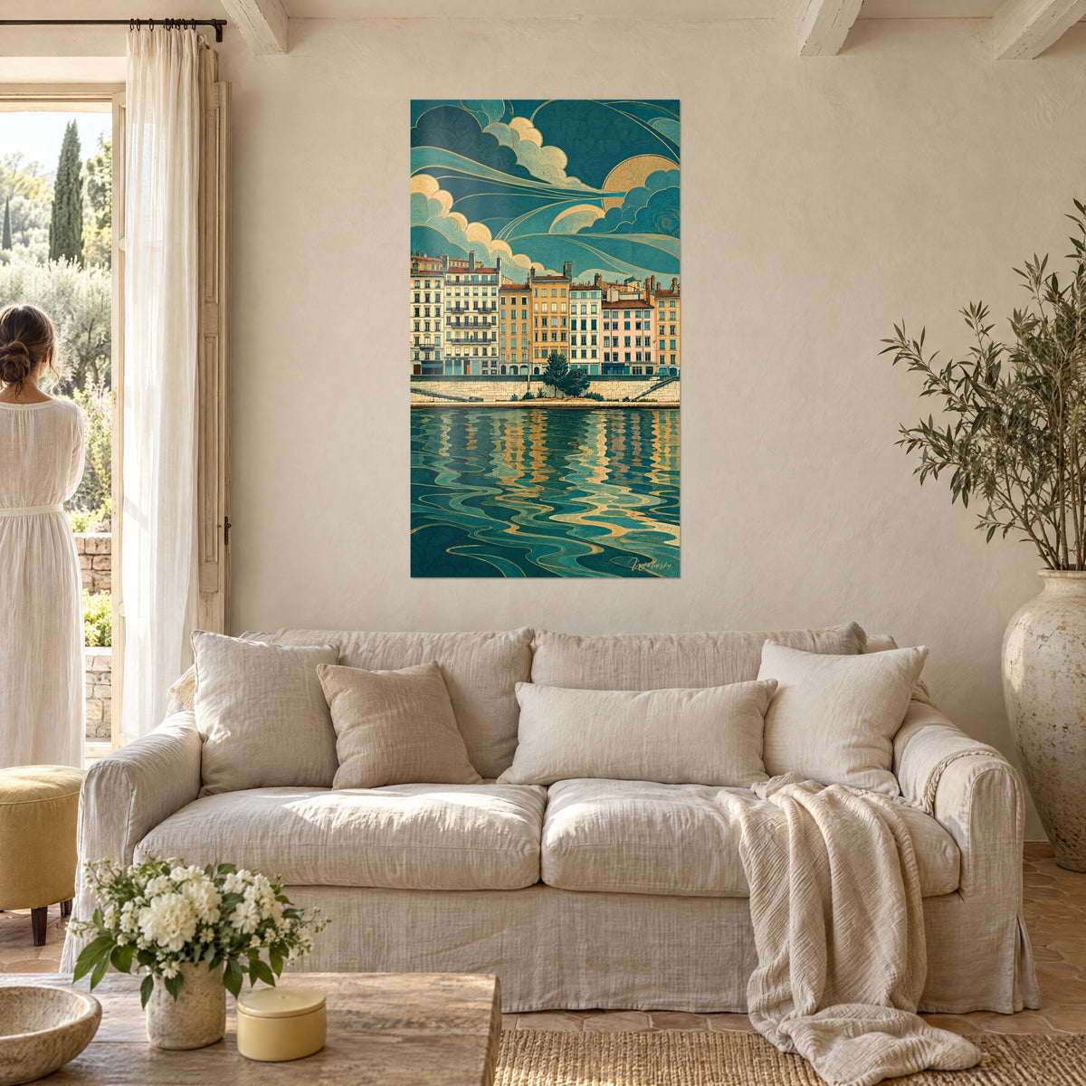 Gemälde mit ockerfarbenen und rosa Fassaden an den Kais, wogender türkisblauer Fluss, Himmel mit goldenen Schnörkeln, über einem Sofa in einem hellen Wohnzimmer