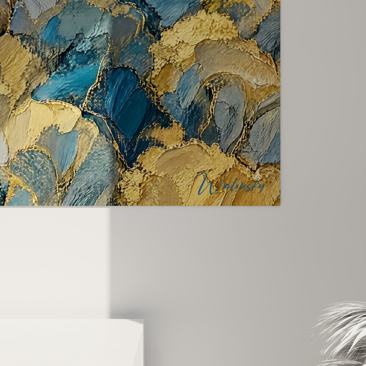 Détail des veines dorées et du bleu pétrole fragmenté, empâtements visibles sur la toile accrochée