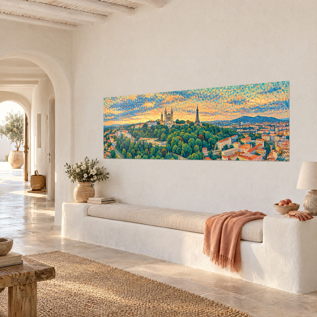 Schilderij panorama van Lyon in kleine toetsen blauw en oranje, beboste heuvel en metalen toren, aan een witte muur van een Mediterraans huis