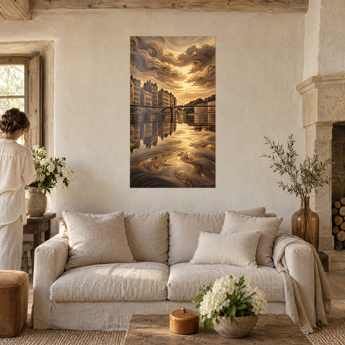 Quadro lungofiume di Lione dorato, nuvole vorticose ocra e seppia, riflessi nell'acqua, sopra un divano in un soggiorno luminoso