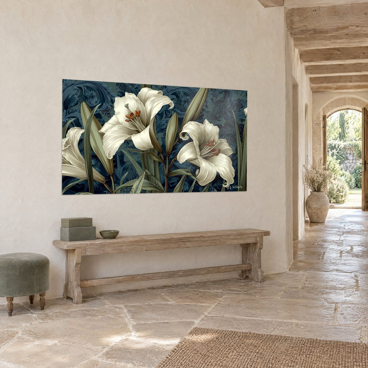 Tableau fleurs de lis ivoire et feuillage vert sauge sur damas bleu sombre, vue de trois-quarts dans un couloir de pierre