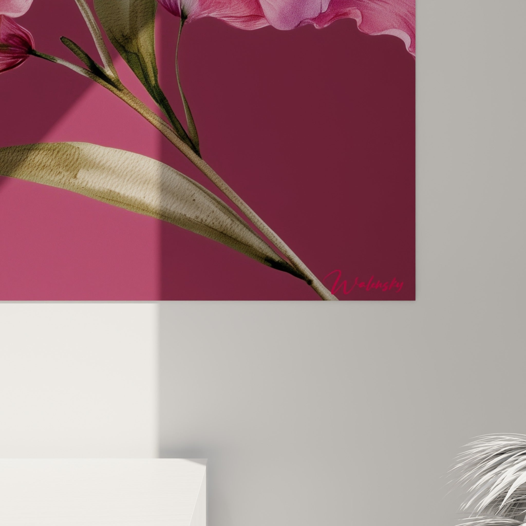 Pétales de lys aux nuances roses et bordeaux, grain aquarelle visible et coulures délicates sur la toile