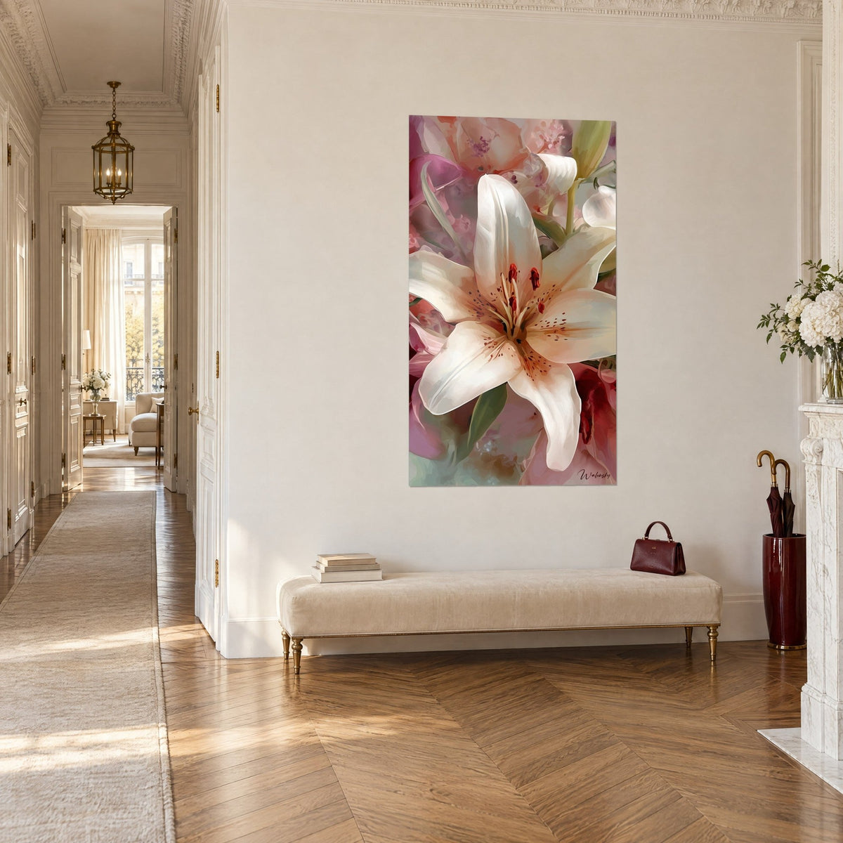 Tableau fleur de lis nacrée aux pistils vermillon, fond rose poudré et vert tendre, en perspective dans un couloir haussmannien