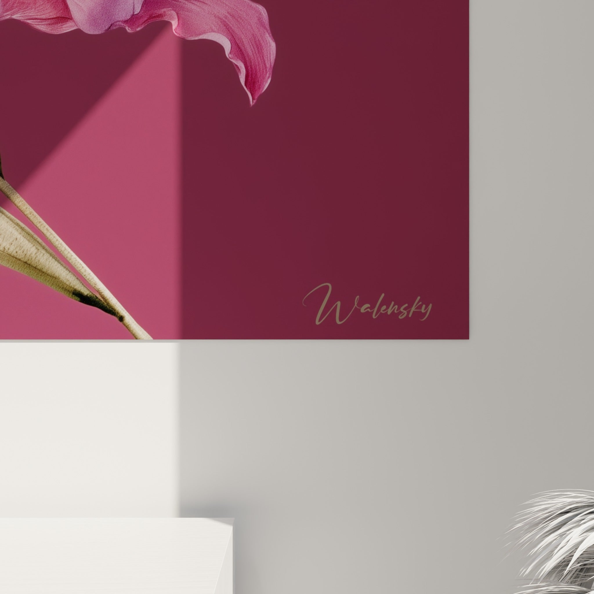 Grain aquarelle des pétales roses et bordeaux, dégradés fluides et contours délicats du lys