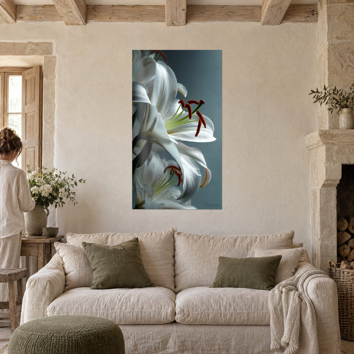 Tableau lys blanc aux étamines brun rouille sur fond bleu-gris, deux personnes de dos, au-dessus d'un canapé dans un salon lumineux