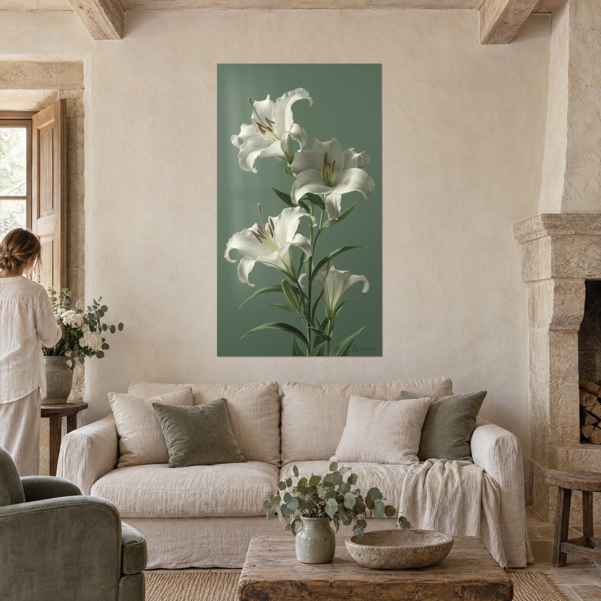 Schilderij van witte lelies met golvende bloemblaadjes op een saliegroene achtergrond, roodbruine meeldraden, persoon van achteren, boven een bank in een lichte woonkamer