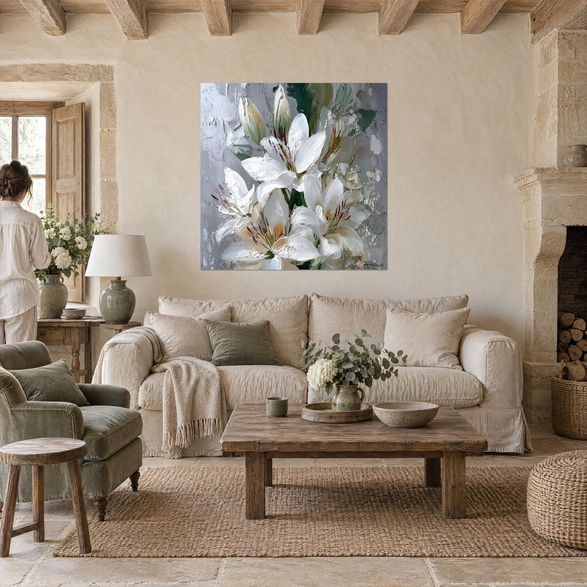Tableau bouquet de lys blancs aux étamines pourpres sur fond gris texturé, au-dessus d'un canapé dans un salon lumineux