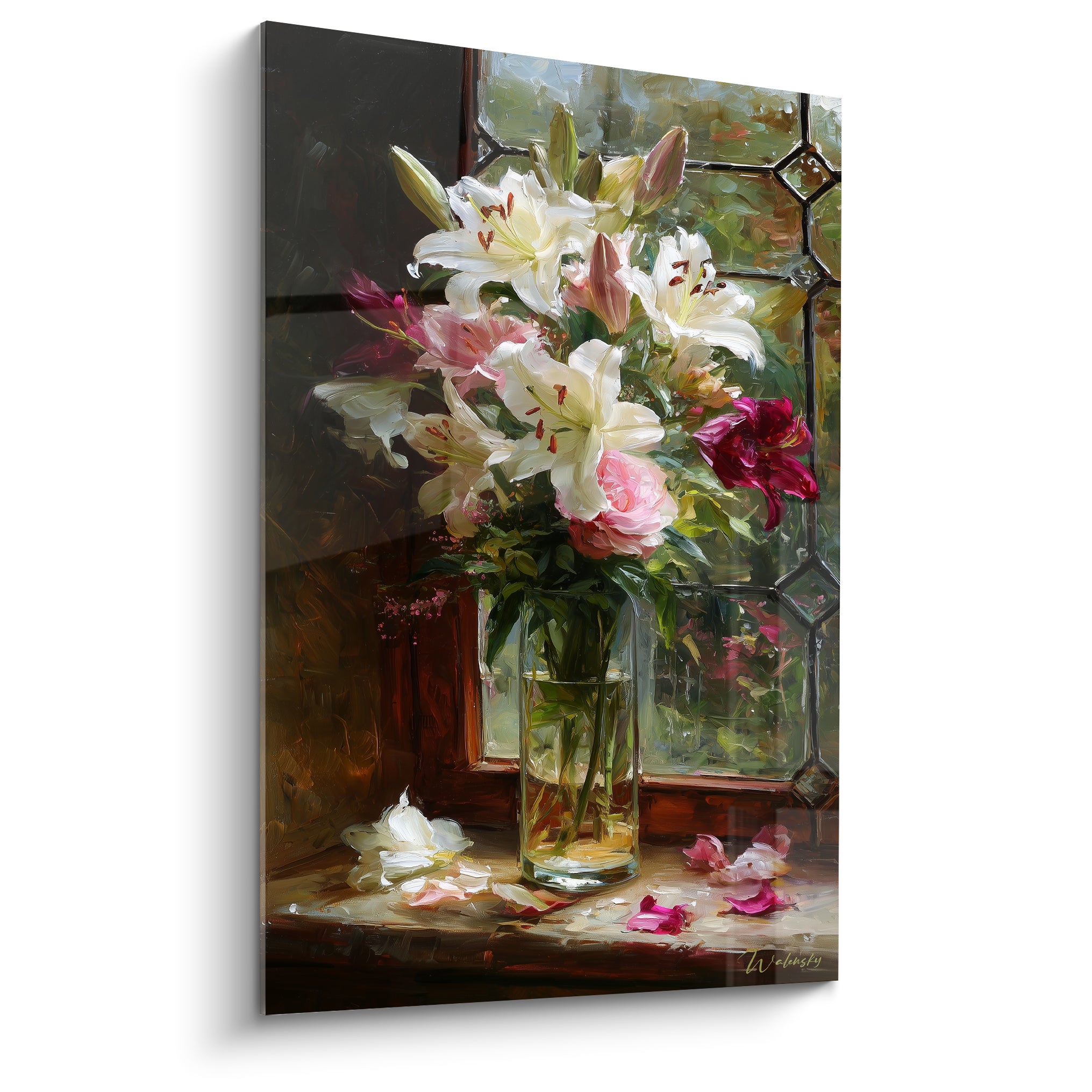 Lys blancs et roses pastel jaillissent d'un vase de verre devant une fenêtre à vitrail ancien