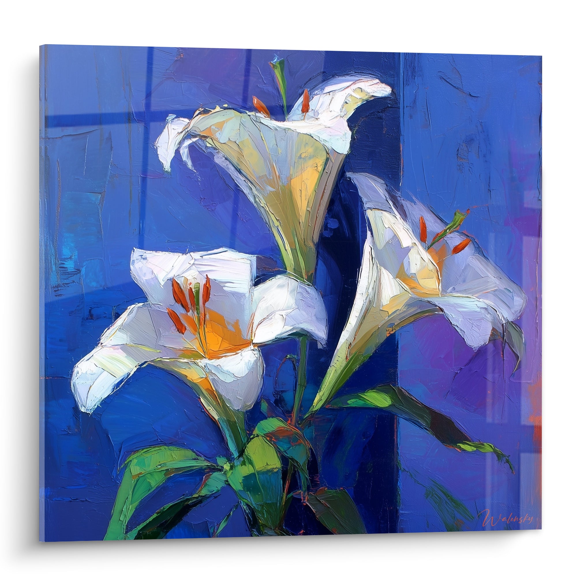 Lys blancs aux étamines orangées peints sur fond bleu marine, pétales largement ouverts et texturés