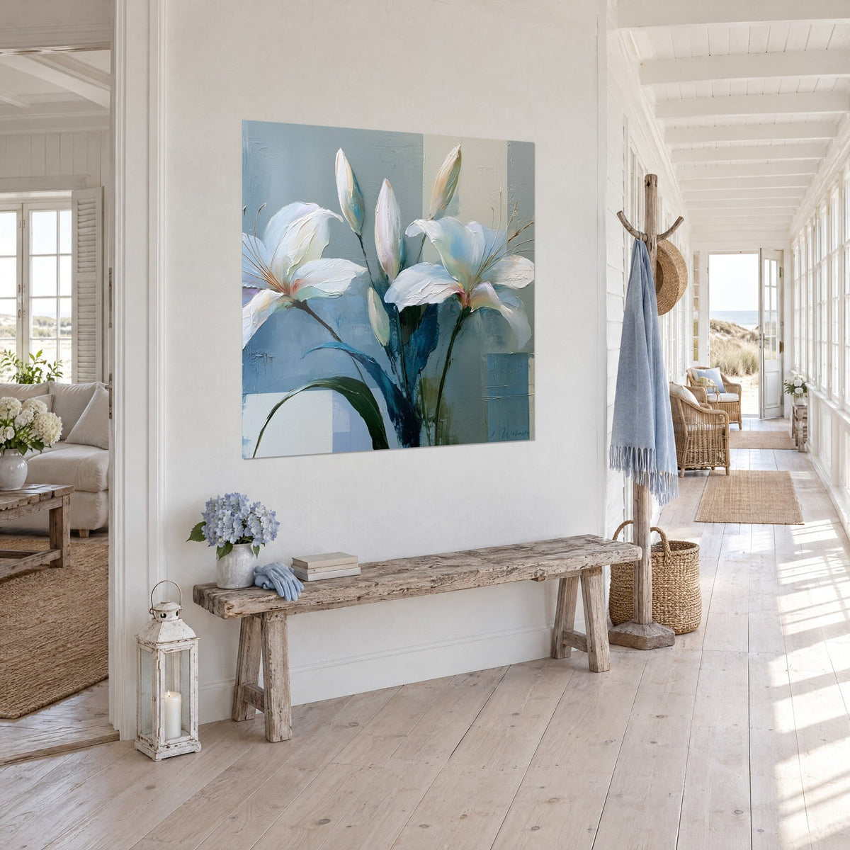 Quadro fiori bianchi a pittura spessa su fondo grigio-azzurro, vista a tre quarti, sopra una panca di legno grezzo