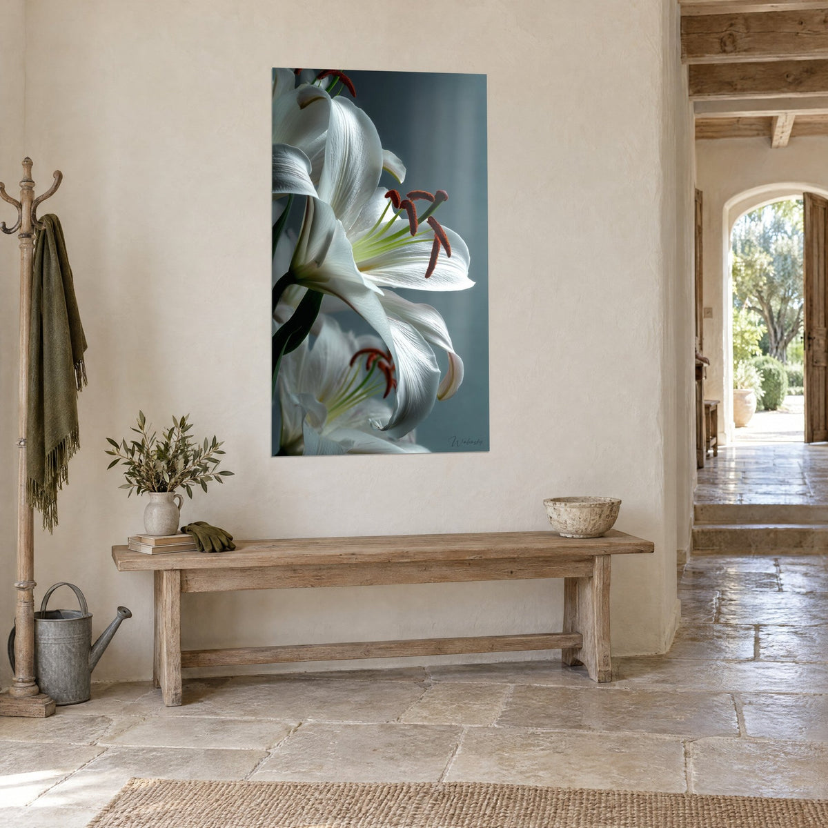 Tableau fleur de lis nacrée et pistils vert tendre sur fond ardoise, vue de trois-quarts, couloir en pierre dorée