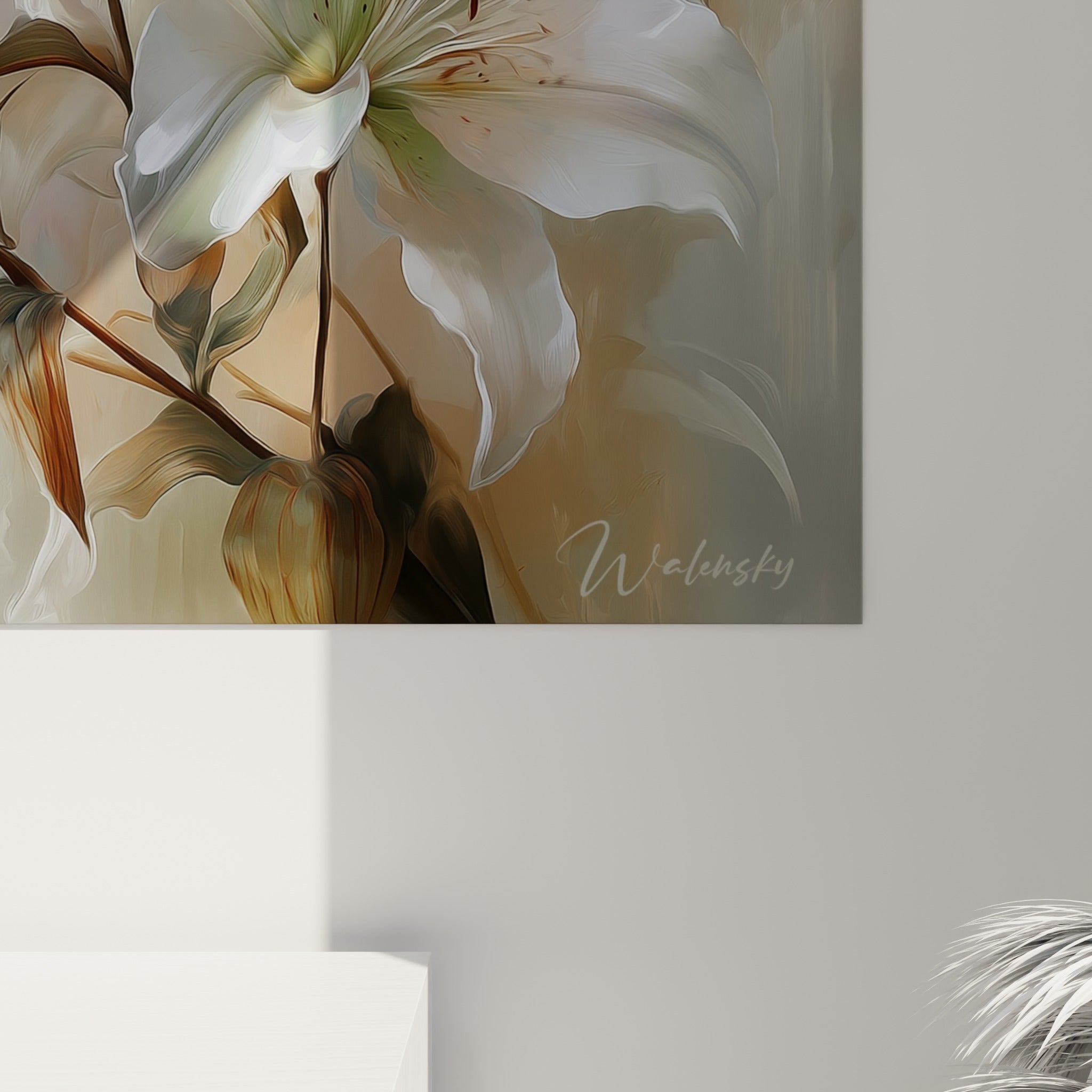 Pétales de lys blanc et beige finement texturés, étamines cuivrées visibles de près sur toile accrochée