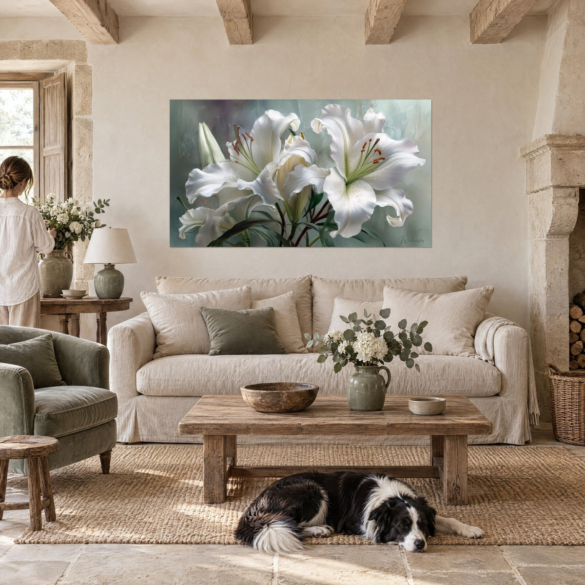 Quadro giglio bianco dai petali ondulati e stami ramati su fondo verde salvia, sopra un divano in un soggiorno luminoso