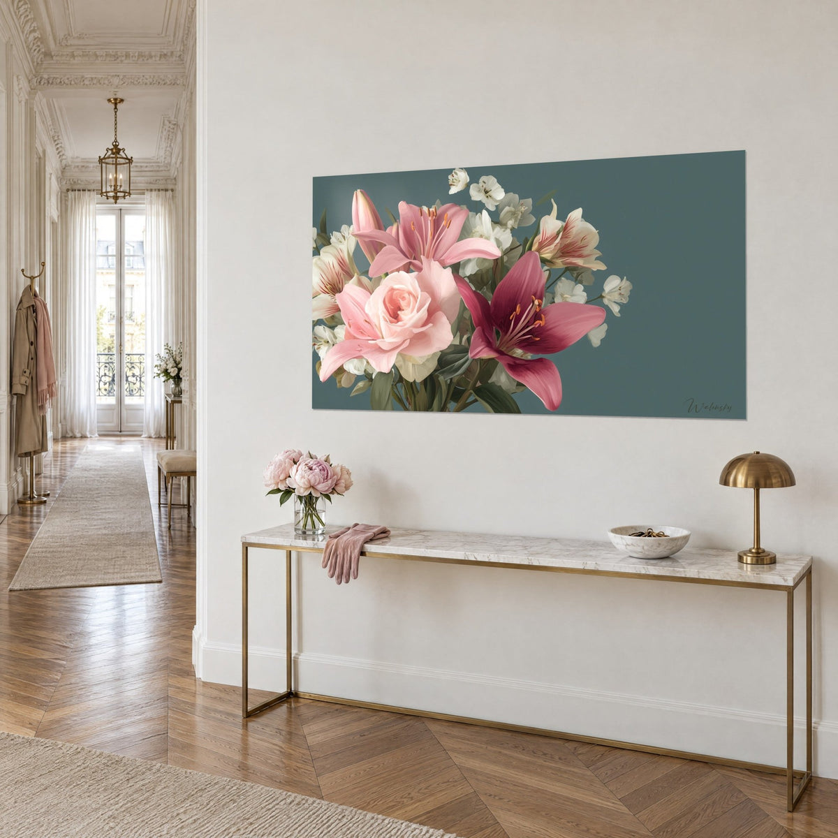 Cuadro flores empolvadas, lirio rosa pálido y púrpura sobre fondo pizarra, vista de tres cuartos encima de una consola dorada