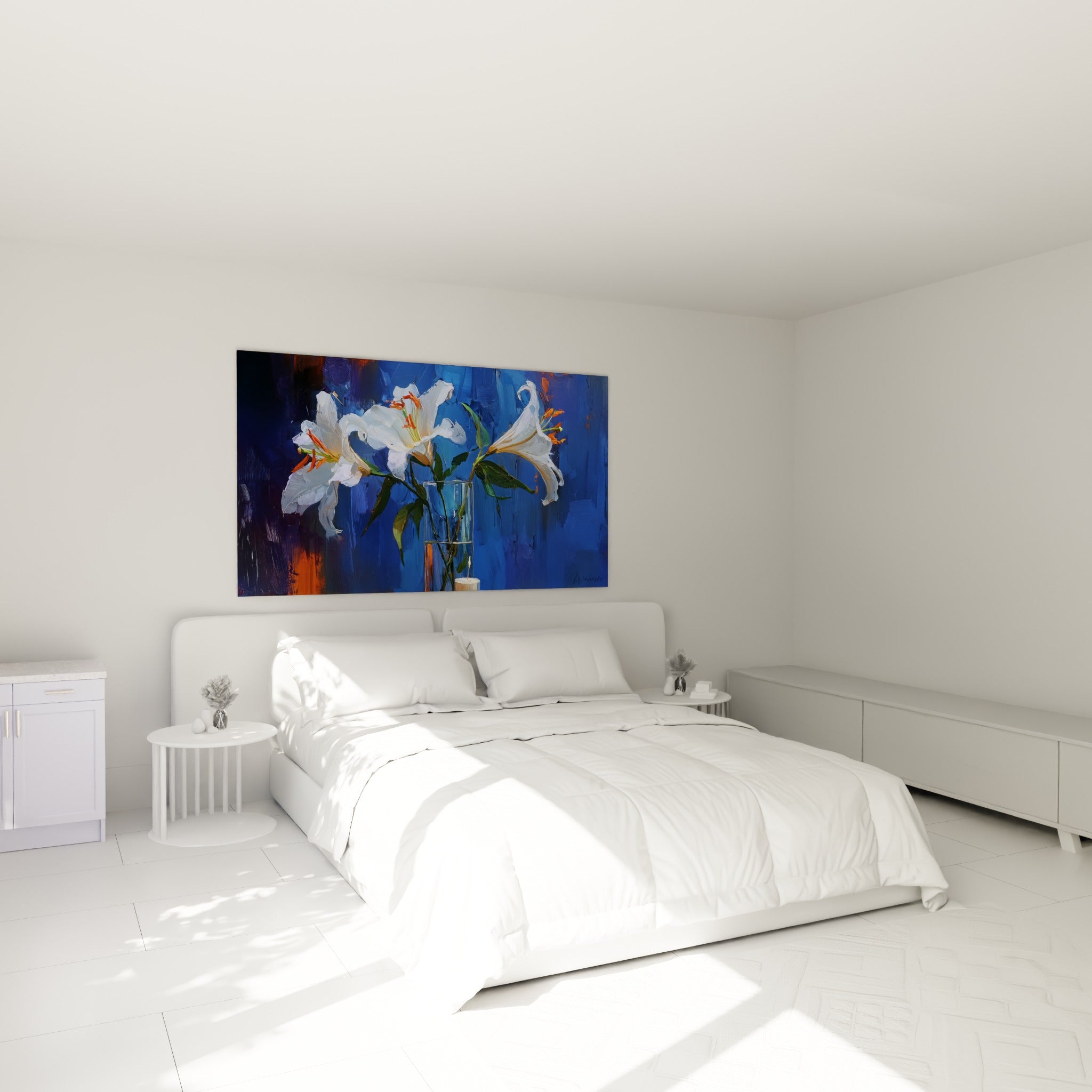 Bouquet de lys blancs et bleu marine peint à l'huile, au-dessus d'un lit dans une chambre claire