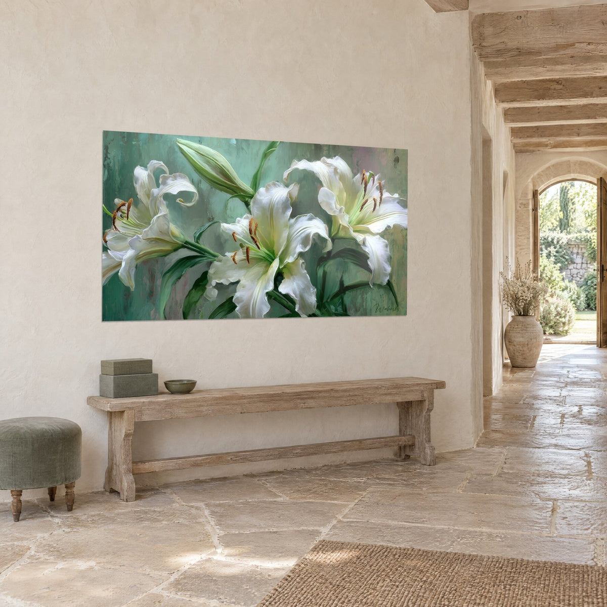 Tableau bouquet de lis ivoire aux étamines cuivrées, vert jade, console en bois clair et dallage de pierre, maison de campagne