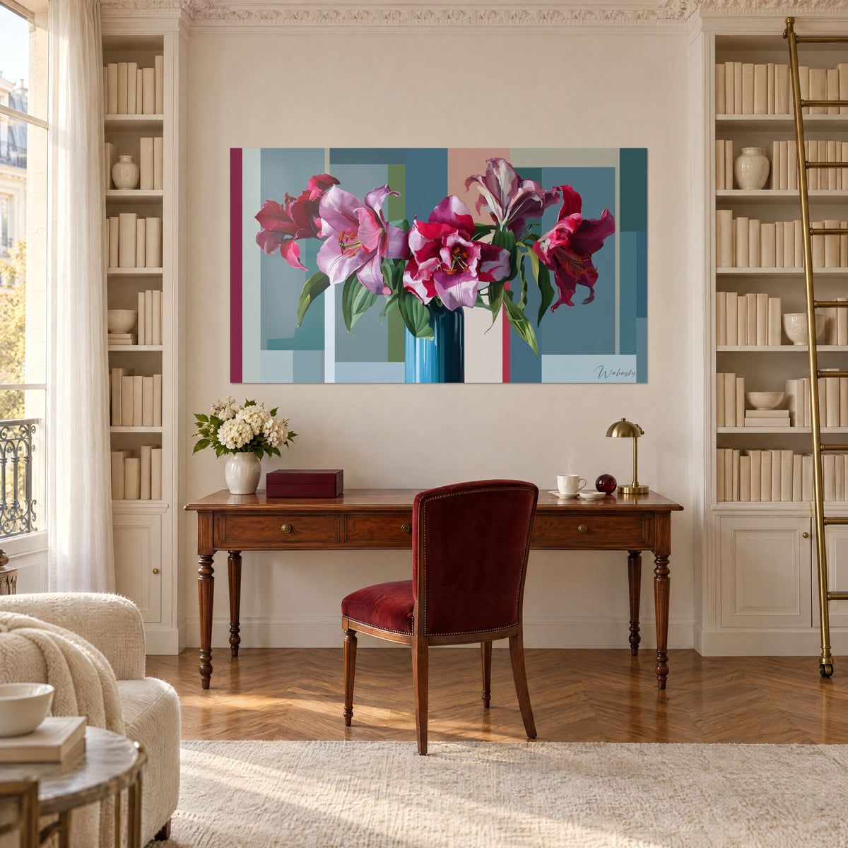 Πίνακας floral σύνθεση από έντονα ροζ και μπορντό κρίνα, μπλε και ώχρα γεωμετρικές ρίγες, τοίχος γραφείου ανάμεσα σε δύο βιβλιοθήκες