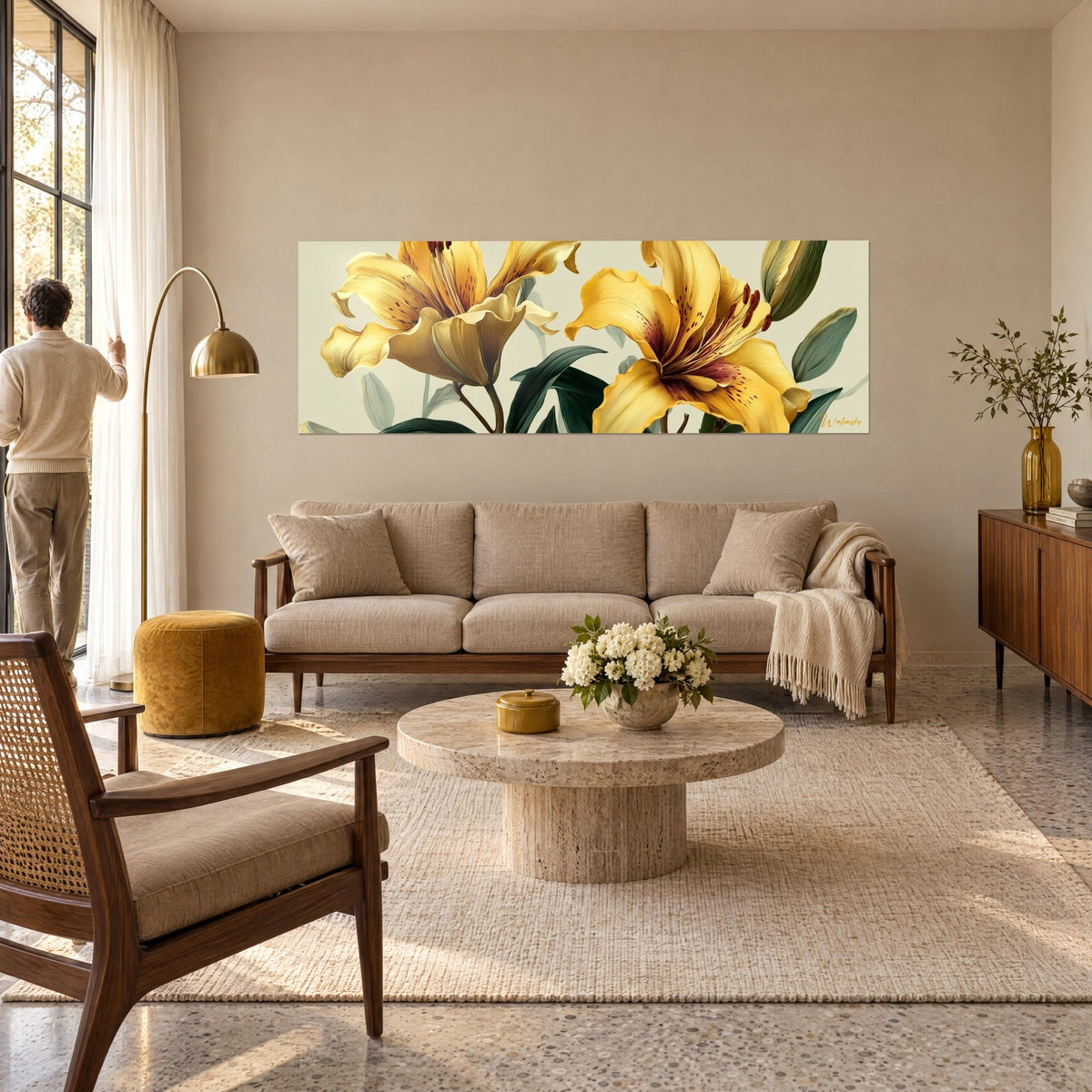 Tableau lys jaune aux pétales ondulés, cœur pourpre moucheté, feuillage vert sapin, au-dessus d'un canapé dans un salon lumineux