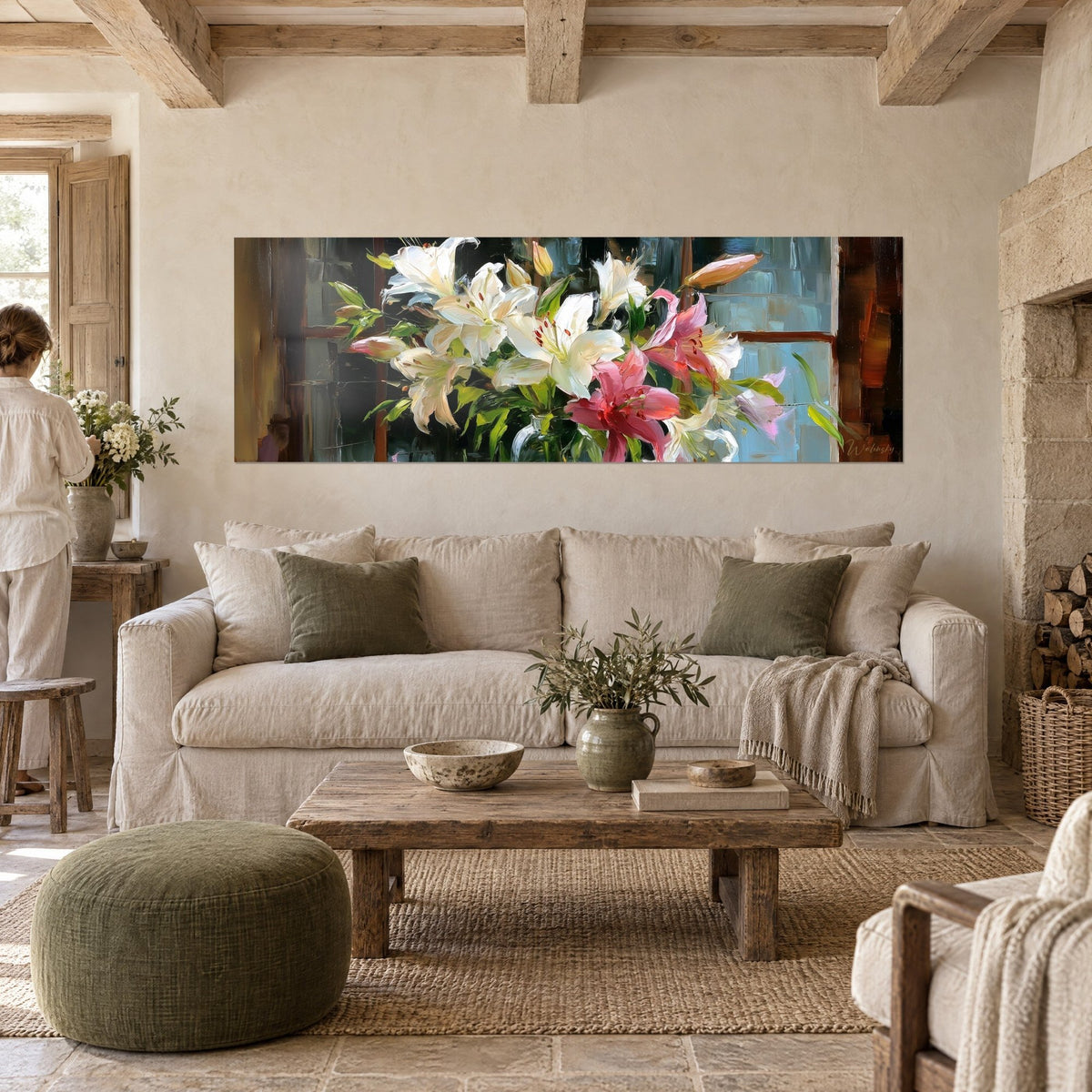 Tableau lys blancs et roses en pleine floraison, fenêtre brune et reflets bleutés, au-dessus d'un canapé dans un salon lumineux