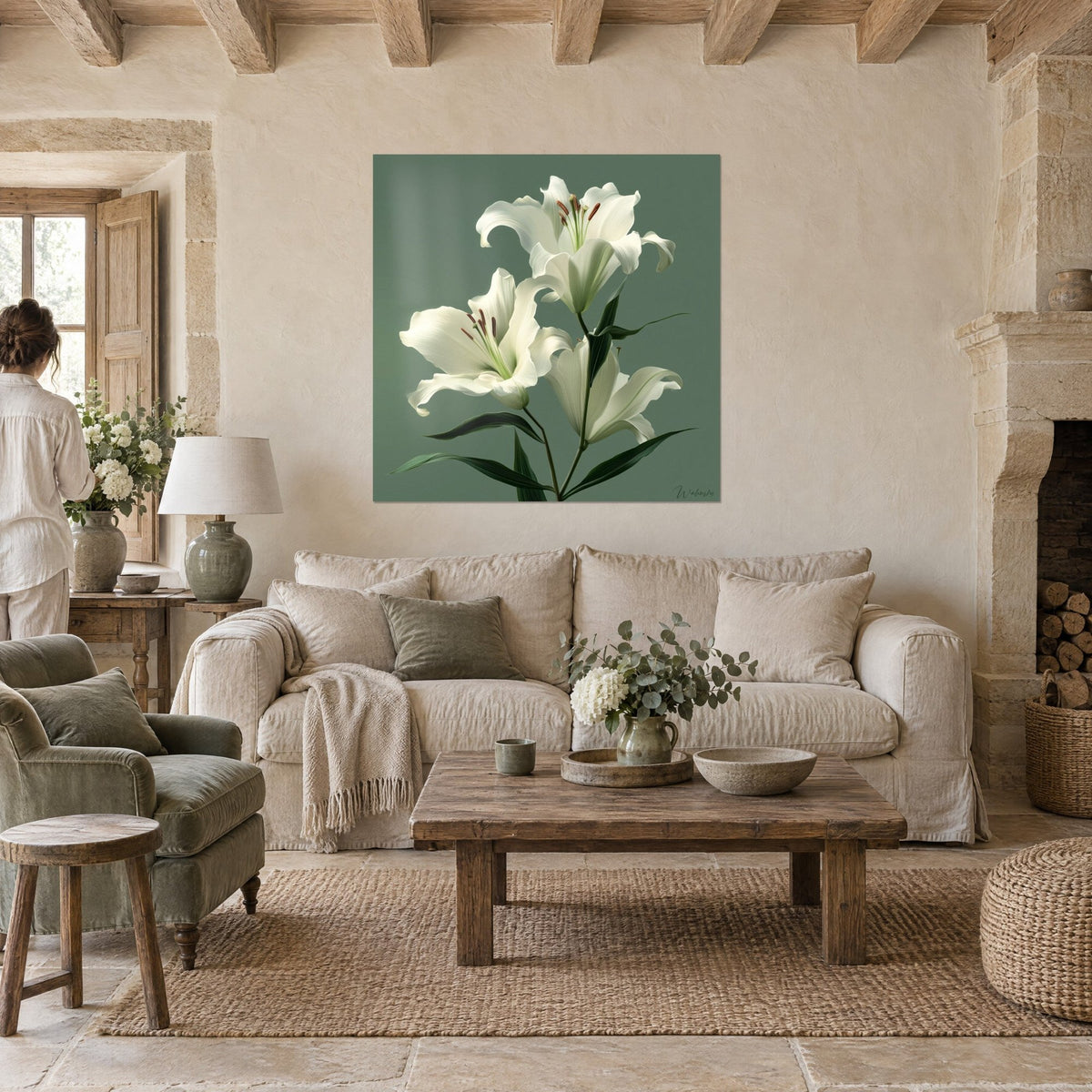 Tableau lys blancs aux pétales ourlés sur fond vert sauge, étamines brunes, au-dessus d'un canapé dans un salon lumineux