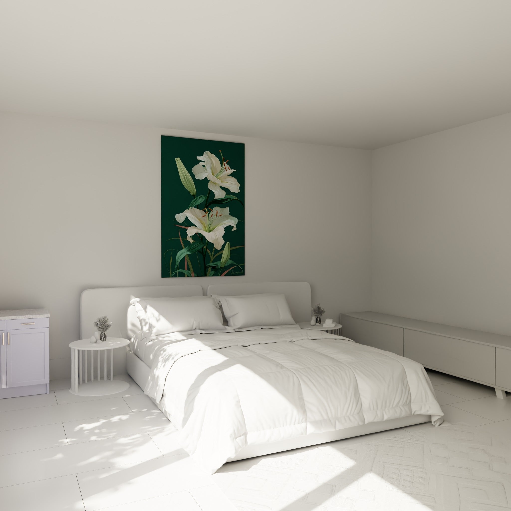 Fleurs de lys crème et vert sauge illustrées avec finesse, accrochées au-dessus d'un lit dans une chambre claire