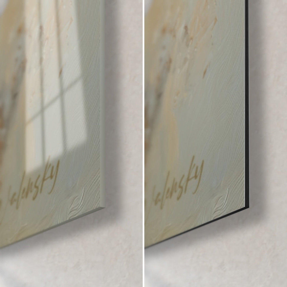 Tableau lys blanc aux pétales nacrés et fond patiné vert-gris, coin bas droit : verre acrylique brillant à gauche, alu Dibond mat à droite
