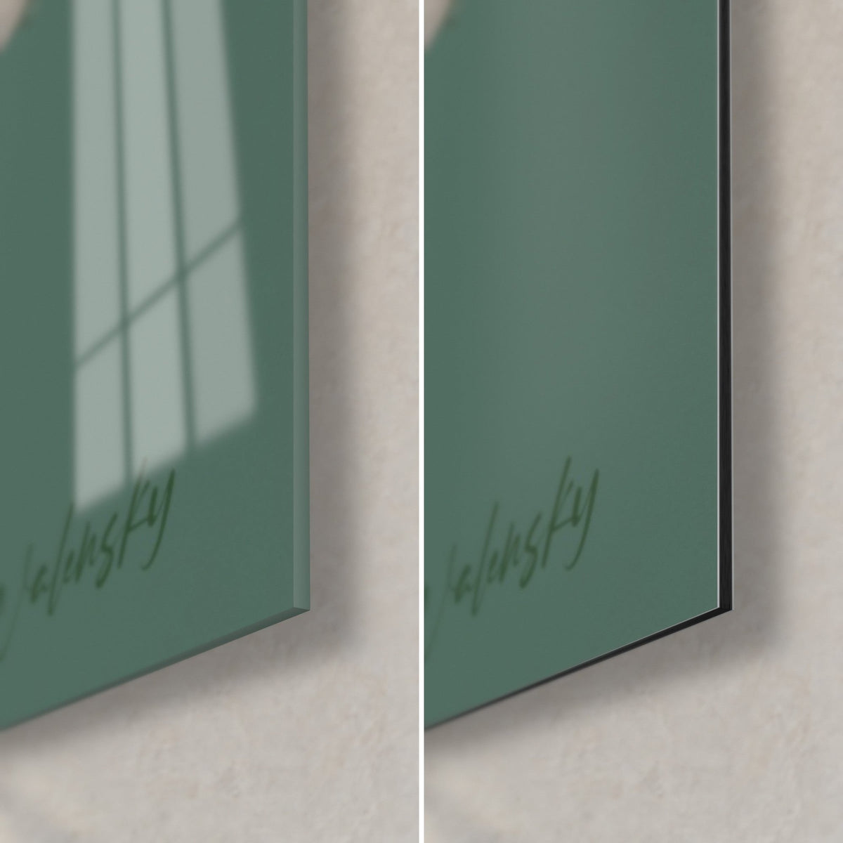 Tableau lis blanc sur vert sauge, coin bas droit : verre brillant à gauche, alu Dibond mat à droite, tranche noire de 3 mm