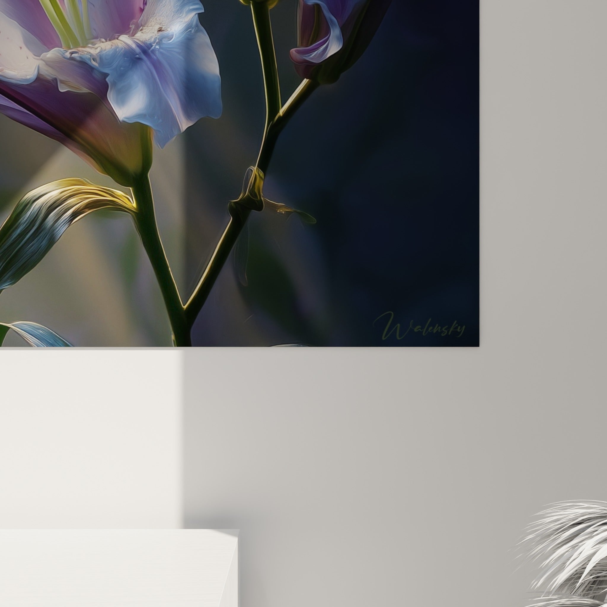 Détail des pétales de lys où se mêlent mauve, bleu pastel et fines gouttes de rosée sur la matière peinte