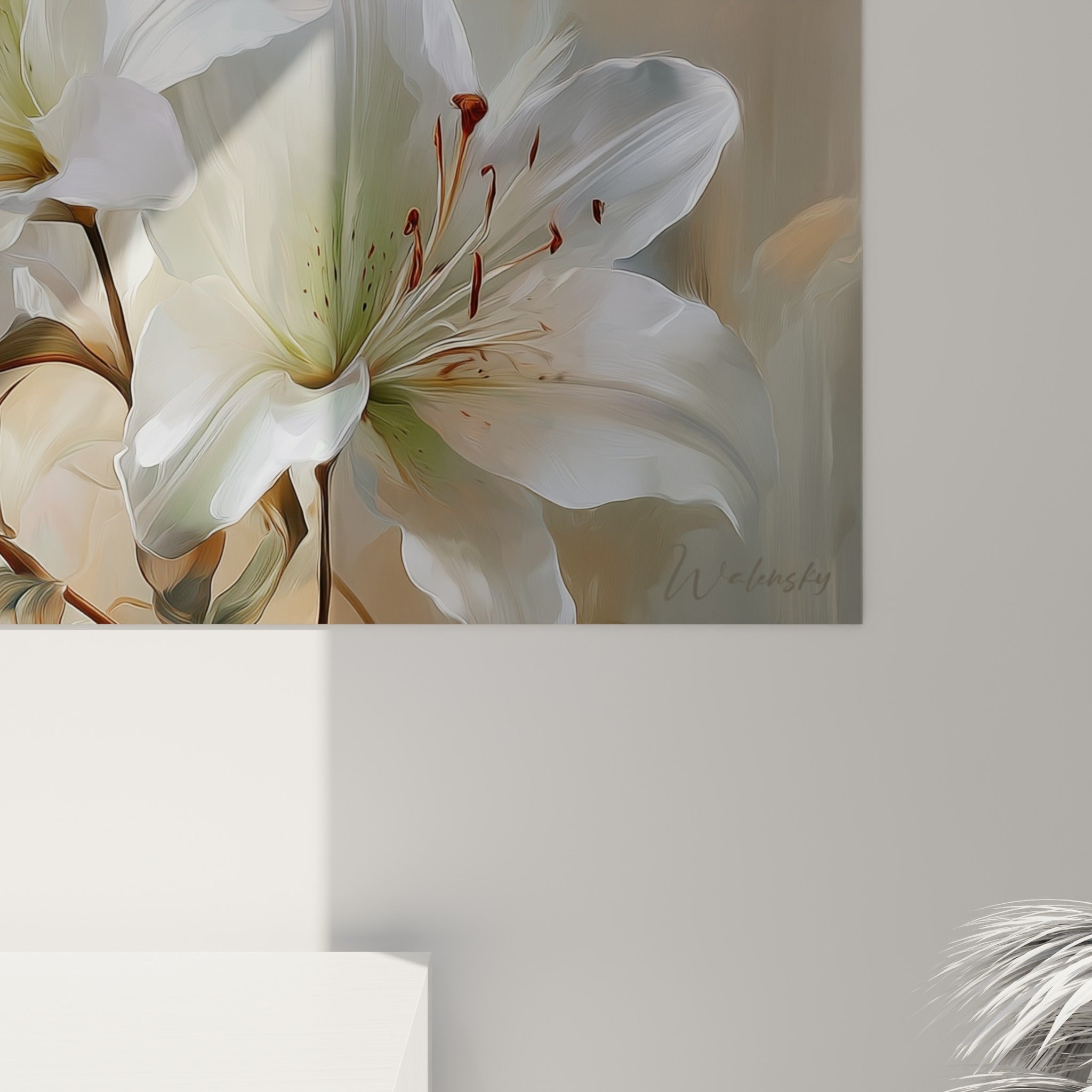 Détail des pétales blancs et des étamines cuivrées, texture peinte et reflets crème du lys en gros plan