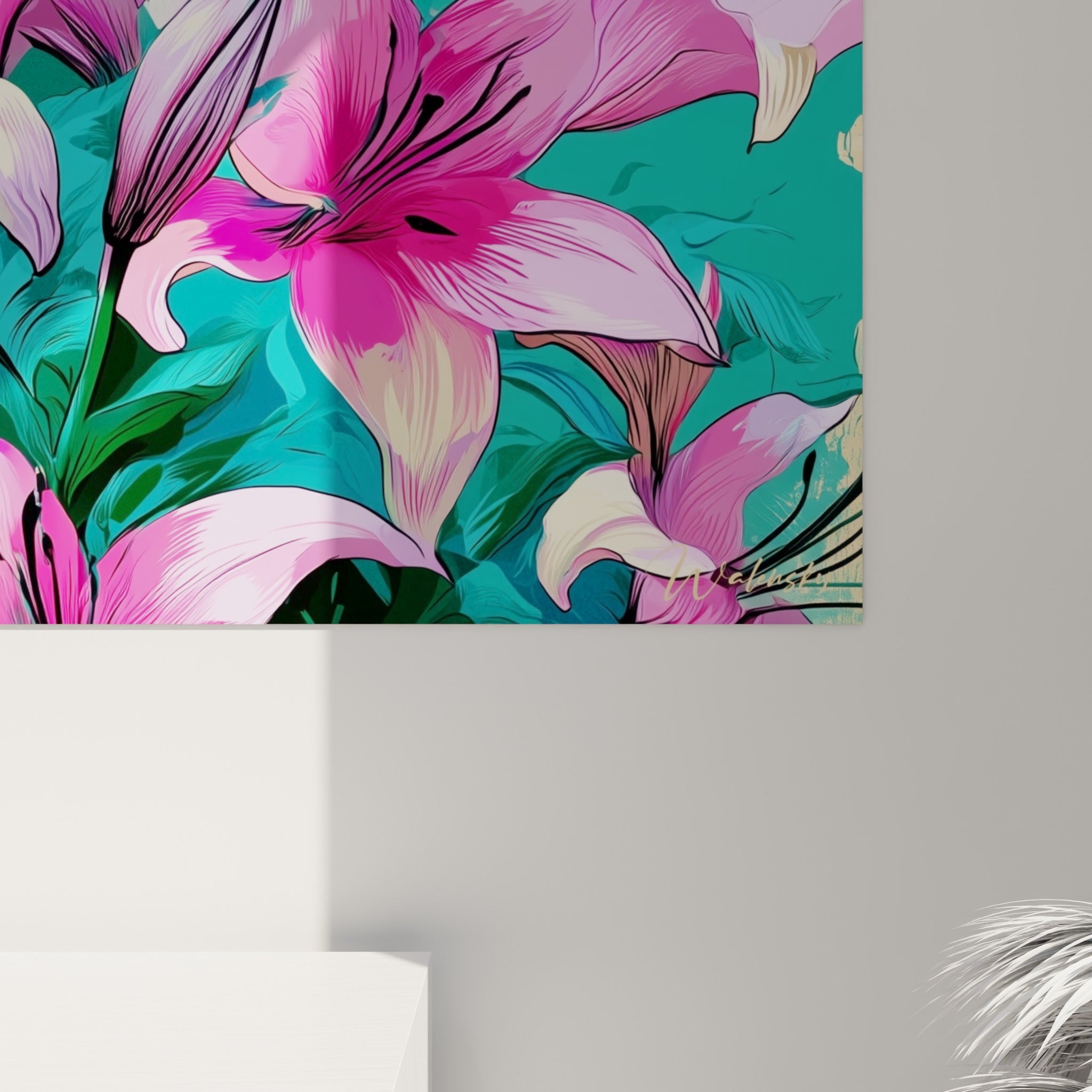 Pétales de lys rose fuchsia et blanc crème, traits noirs fins et fond turquoise texturé en gros plan