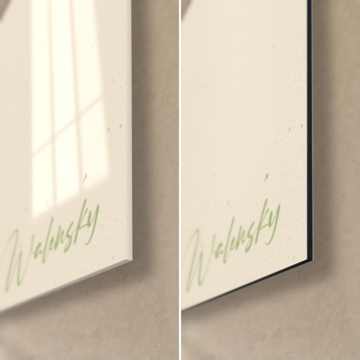 Tableau lys en fleur, coin bas droit : verre brillant à reflets, alu Dibond mat noir, signature verte et tranche de 3 mm