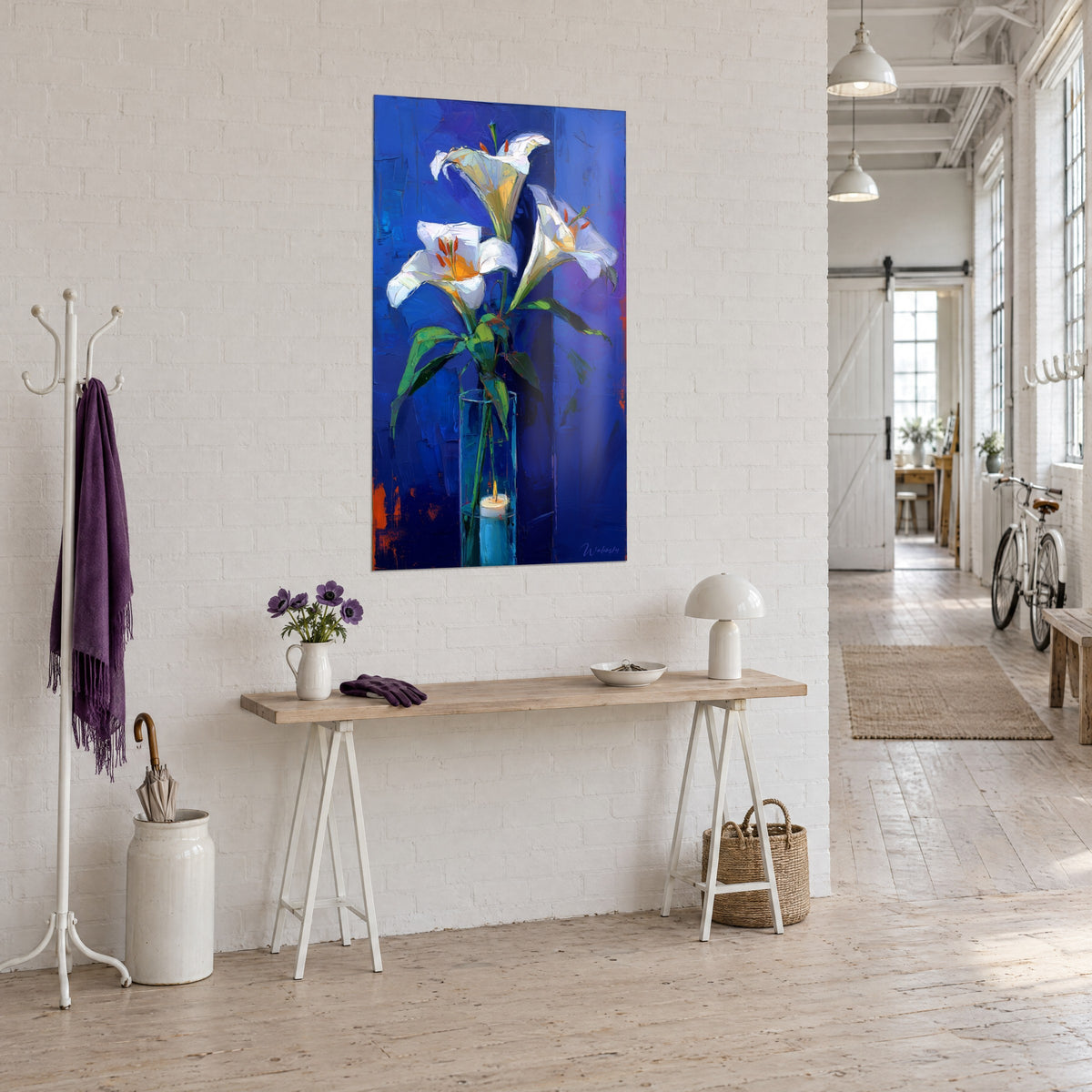 Tableau trois fleurs de lis ivoire et jaune pâle, tiges vertes, aplats indigo et violet, sur un mur de brique blanche en loft