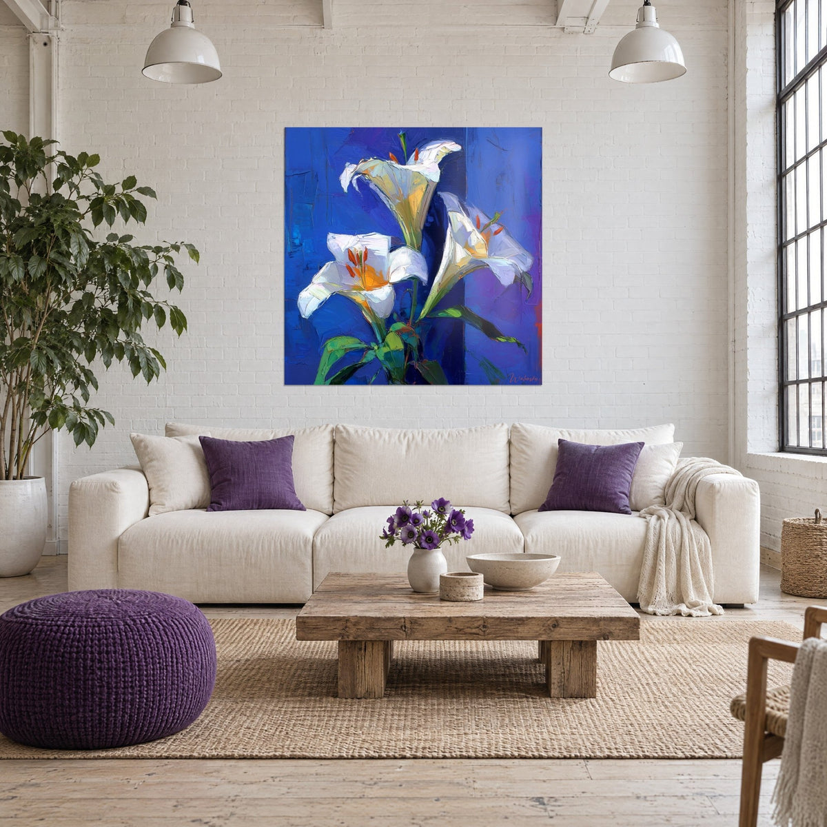 Tableau lys blanc épanoui aux étamines orangées sur fond indigo, coups de couteau épais, au-dessus d'un canapé dans un salon lumineux