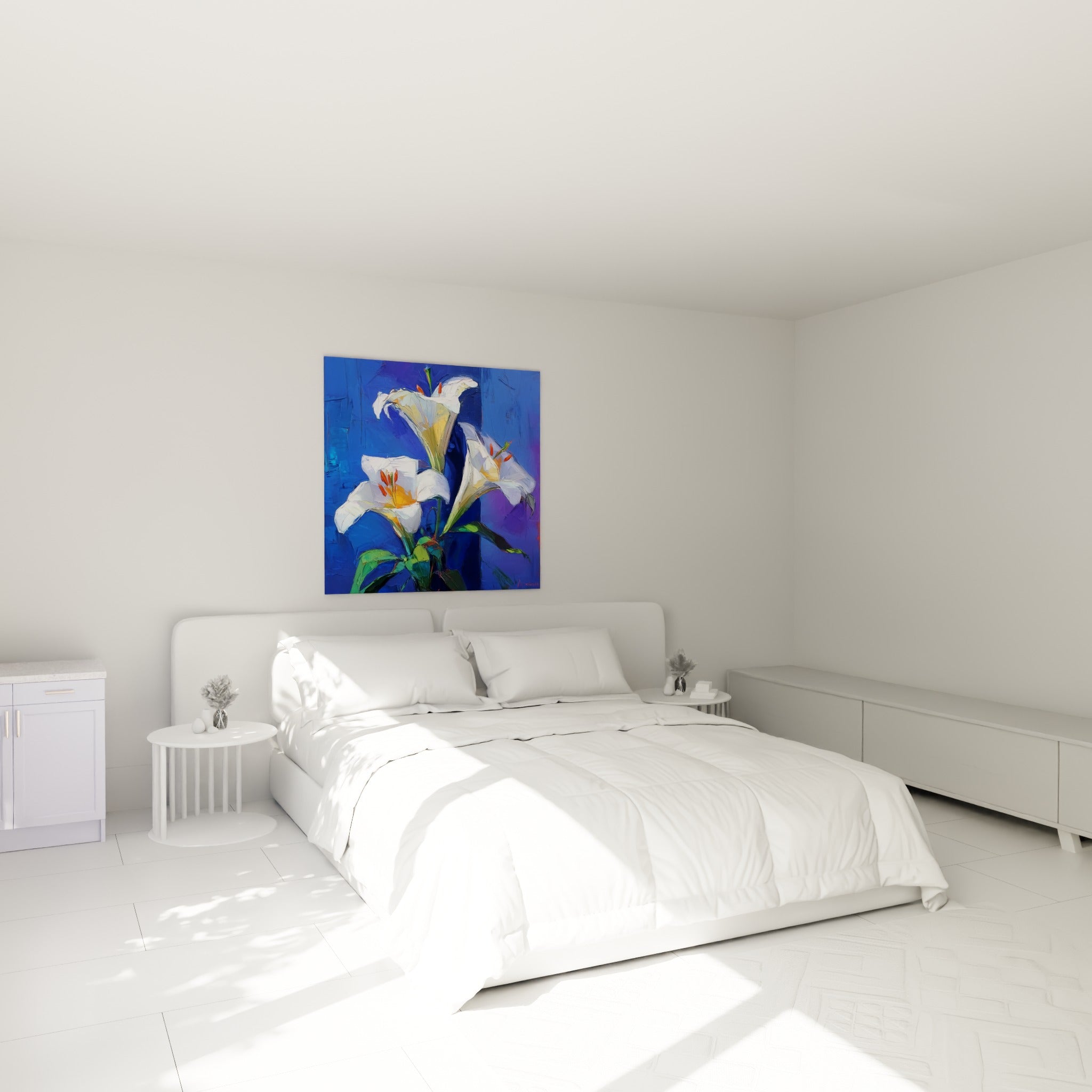 Bouquet de lys blancs et bleu profond aux touches orangées, accroché au-dessus d'un lit dans une chambre claire