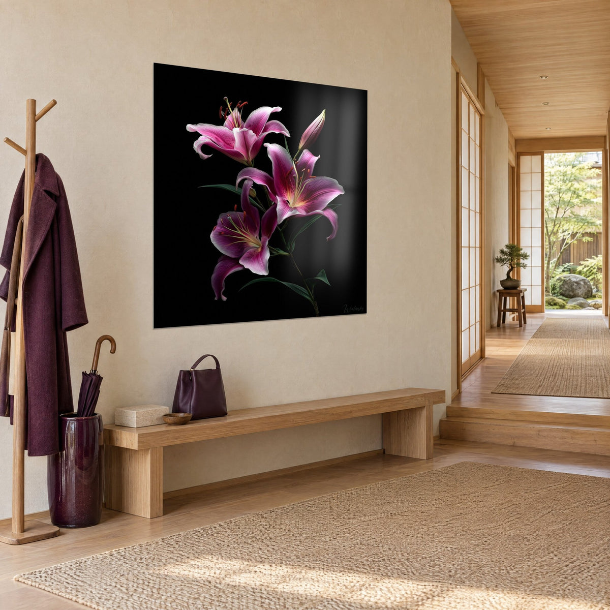 Quadro gigli fucsia e bianco perlato, bocciolo chiuso appuntito su fondo nero, appeso in un ingresso japandi in legno chiaro