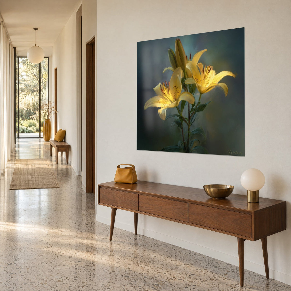 Tableau fleurs de lis dorées et bouton vert olive, tiges sombres sur fond bleu nuit, au-dessus d'un buffet en bois dans un couloir