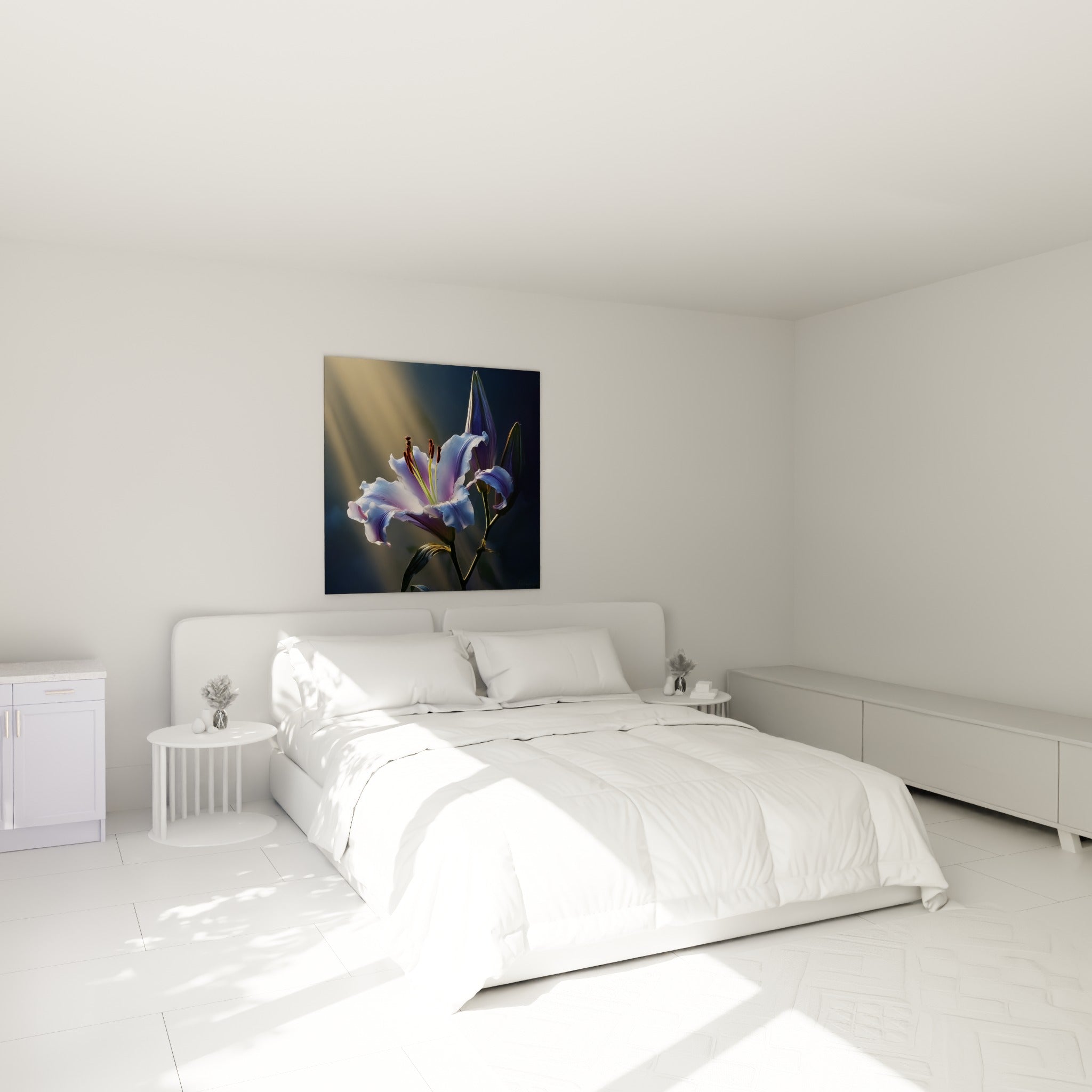 Fleur de lys mauve et bleu nuit accrochée au-dessus d'un lit dans une chambre claire