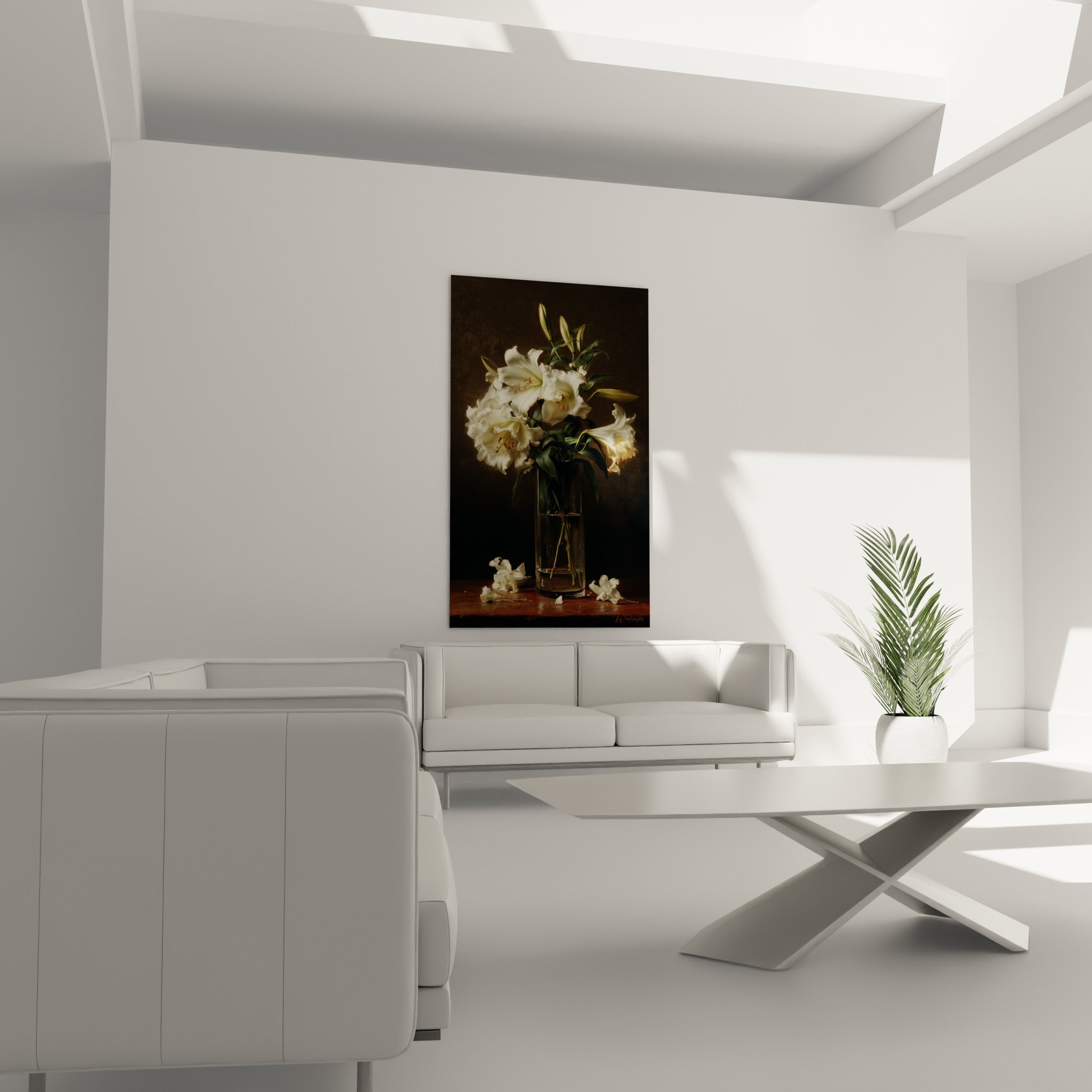 Fleurs de lys ivoire et feuillage vert accrochées au-dessus d'un canapé dans un salon lumineux