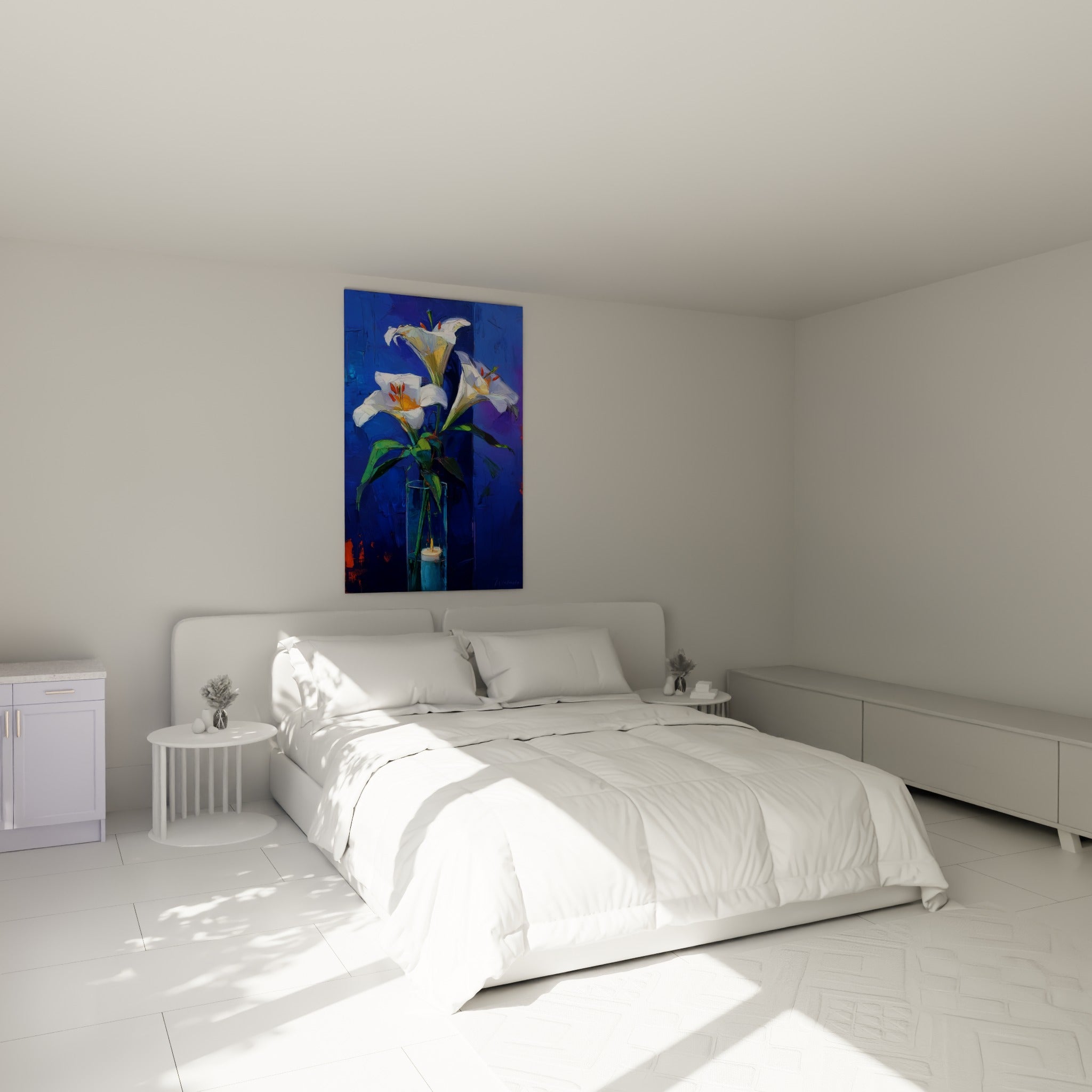 Bouquet de lys blancs et bleu marine accroché au-dessus d'un lit dans une chambre claire