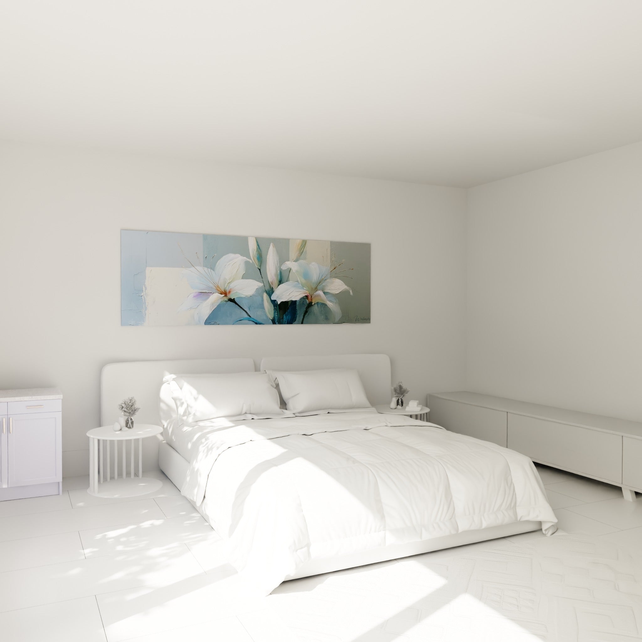 Fleurs de lys blanches et étamines dorées, au-dessus d'un lit dans une chambre claire