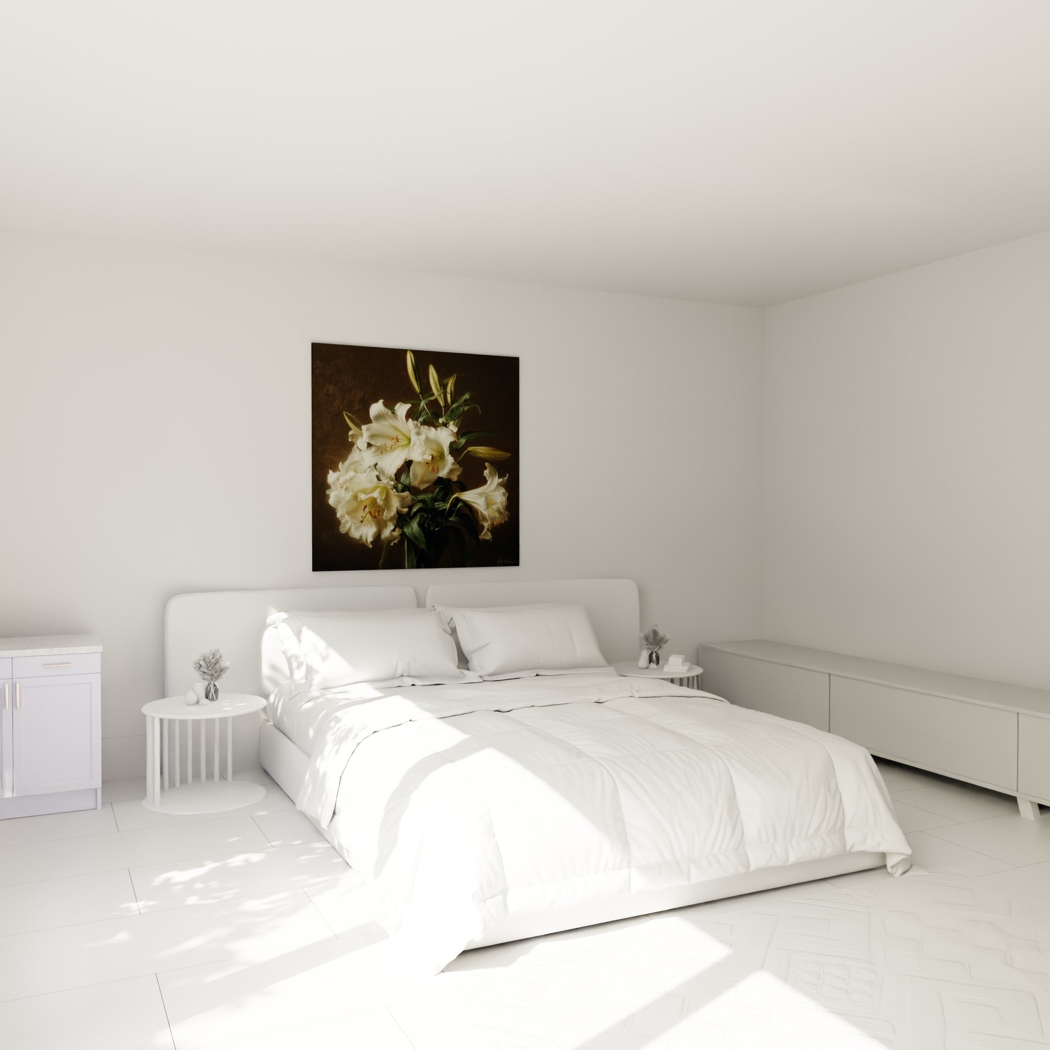 Fleurs de lys blanches et vert sombre accrochées au-dessus d'un lit dans une chambre claire